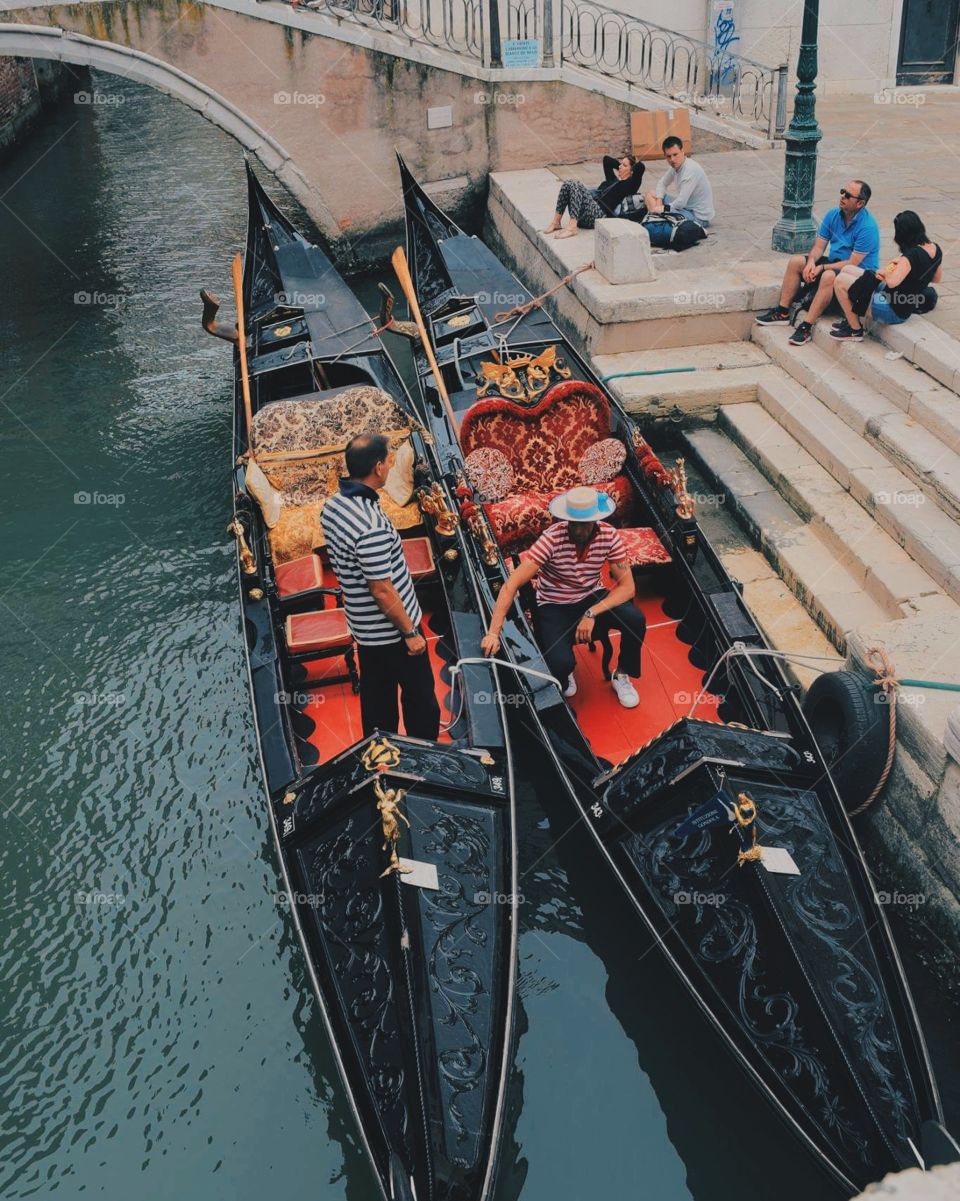 ✨What's Venice without a ride on a gondola? 🇮🇹
•
It is an ancient row boat 🚣, evolving over the last 1,000 years to become the sleek, graceful shape you see today. ⚫⚪⚫⚪⚫⚪⚫⚪⚫⚪⚫⚪⚫⚪
🔘: #venice #Italy •
