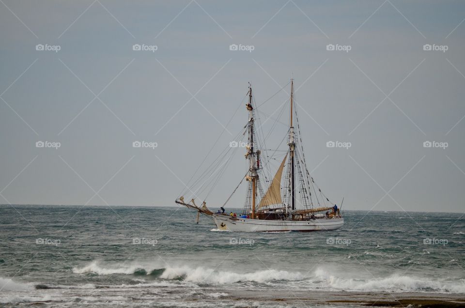 Soren Larson sailing through the heads