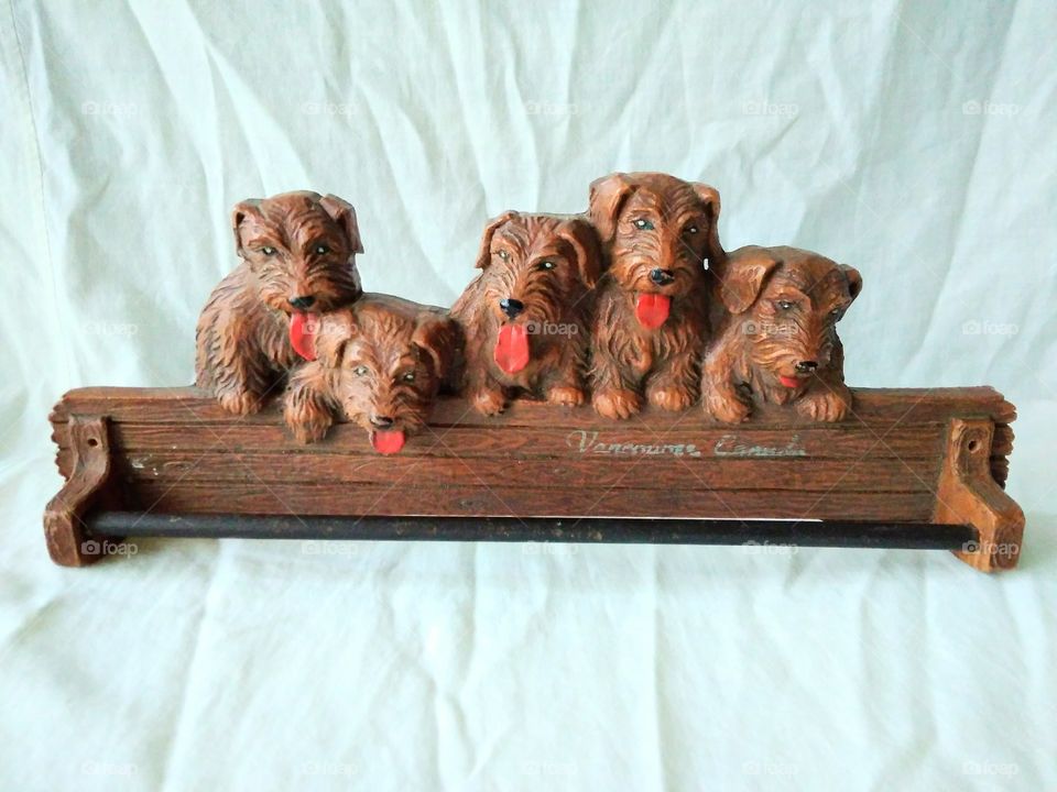 Vintage towel holder with dogs