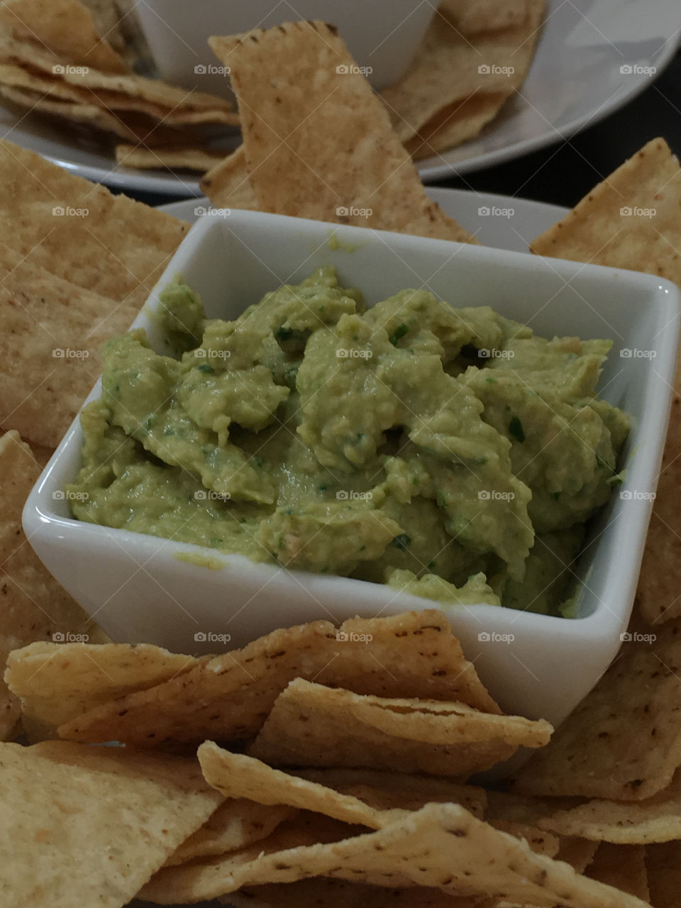 Spinach hummus dip with corn chips appetiser