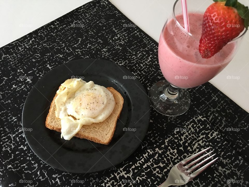 Egg on Toast and Strawberry Smoothie 