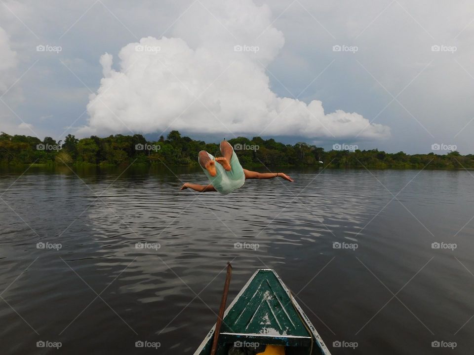 Paisaje en el interior de la Amazonia Peruana Saltando a las agradables aguas negras de un afluente del río Marañón