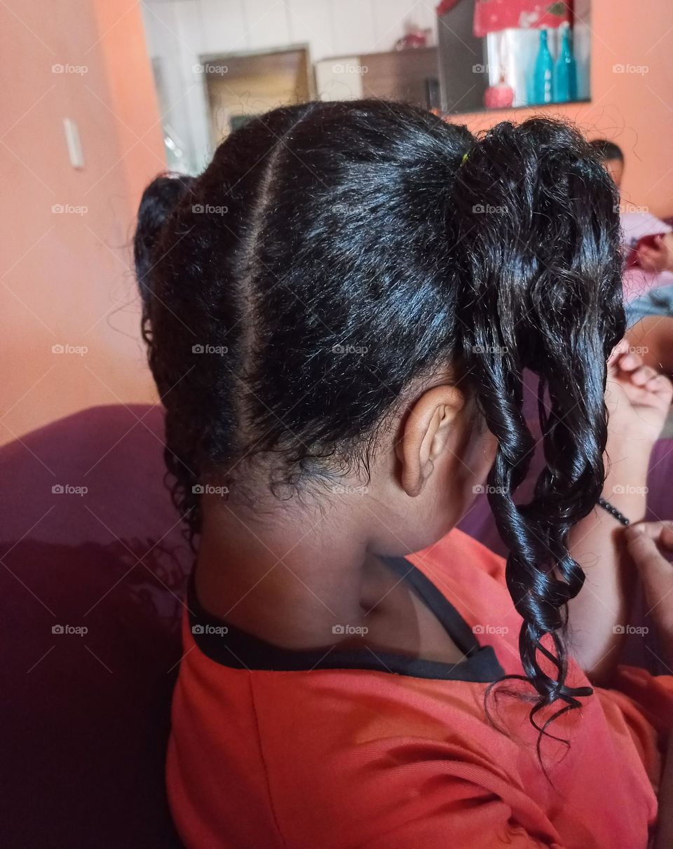 Cabelos cacheados brinhosos e bem hidratados. São encantadores!