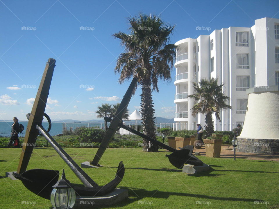 Anchors in front of the hotel in Cape Town with a view of the ocean at the back.