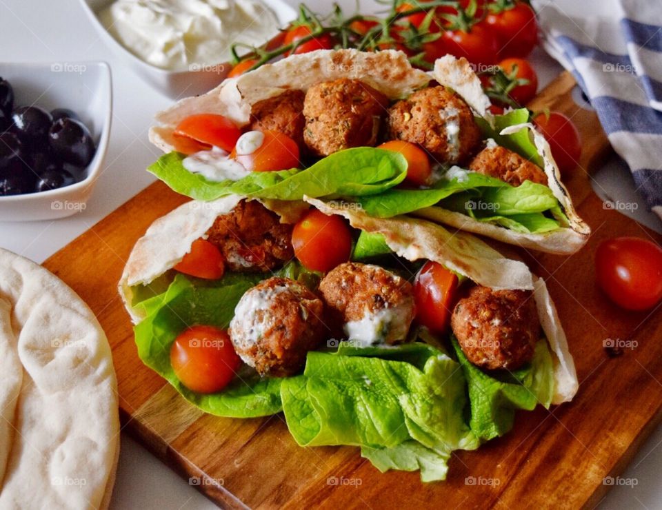 Pitta bread and salad with meatballs 