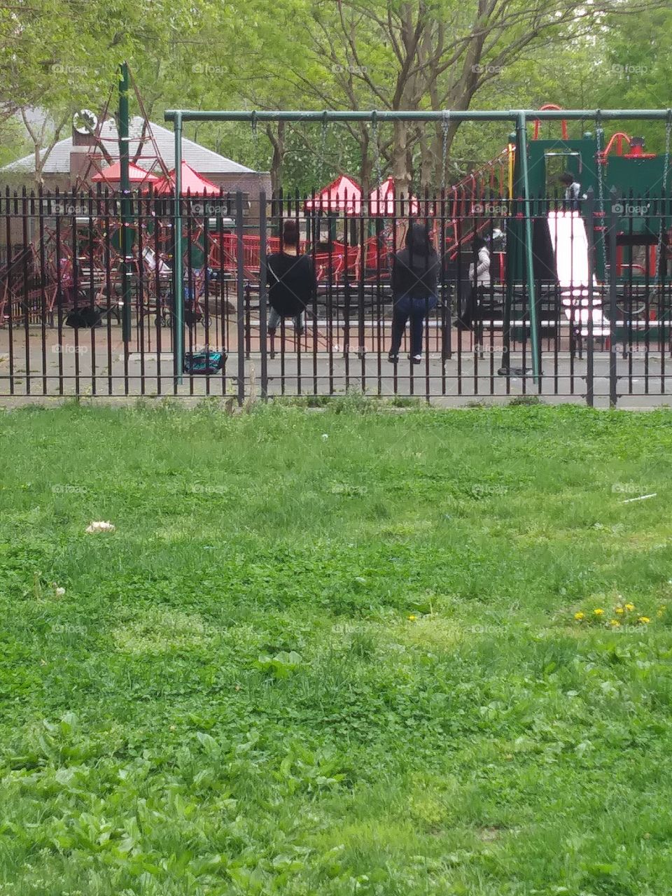 niñas en el columpio del parque