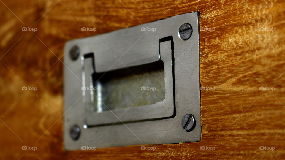 I don'know the english name of this object. In Italy we call this maniglia. Can you tell me how is the English name of this object thank you