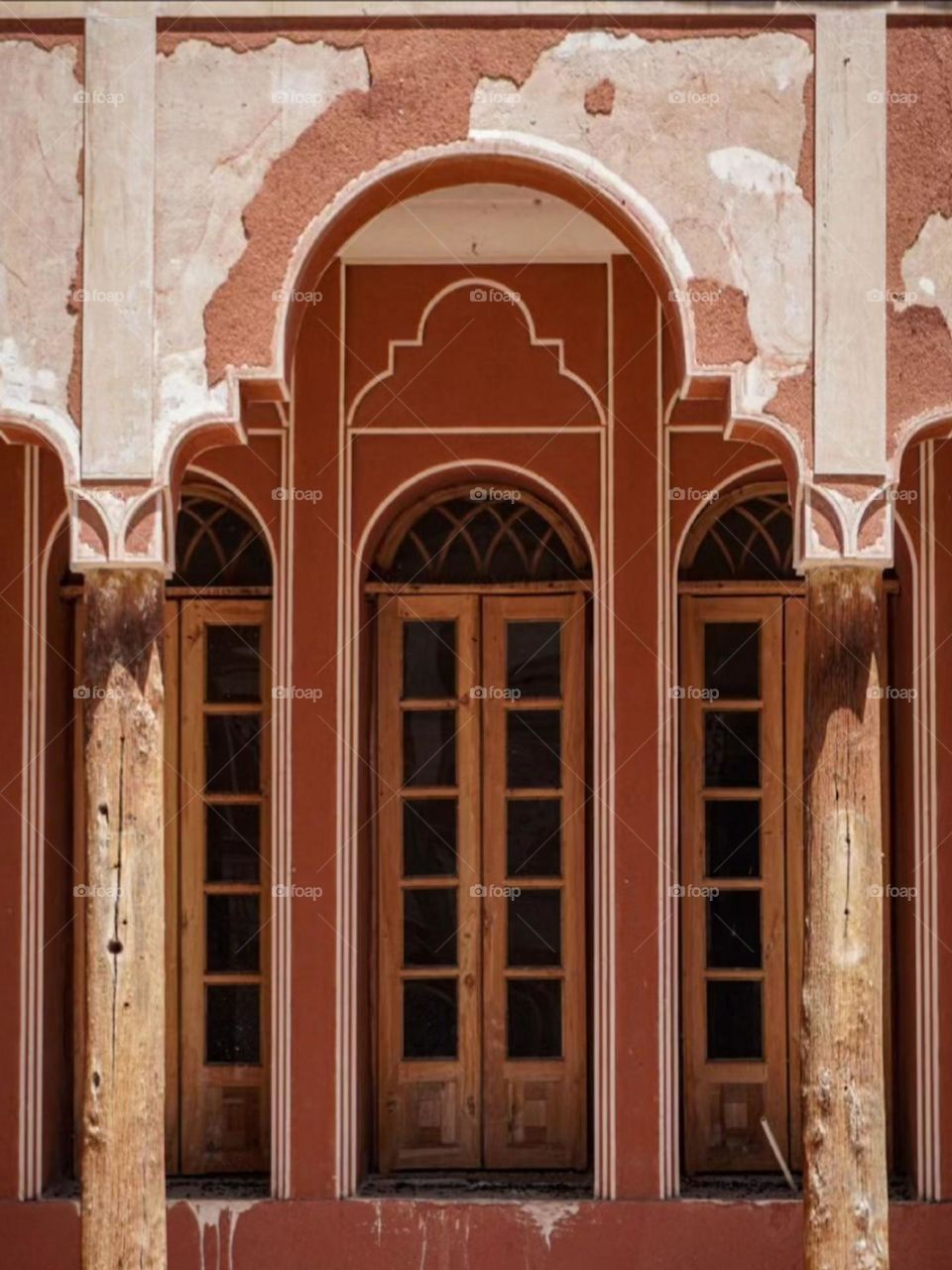 Architecture, stucco, beautiful walls and doors are the architectural features of this old art