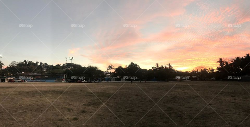 Atardecer desde el estadio de béisbol 