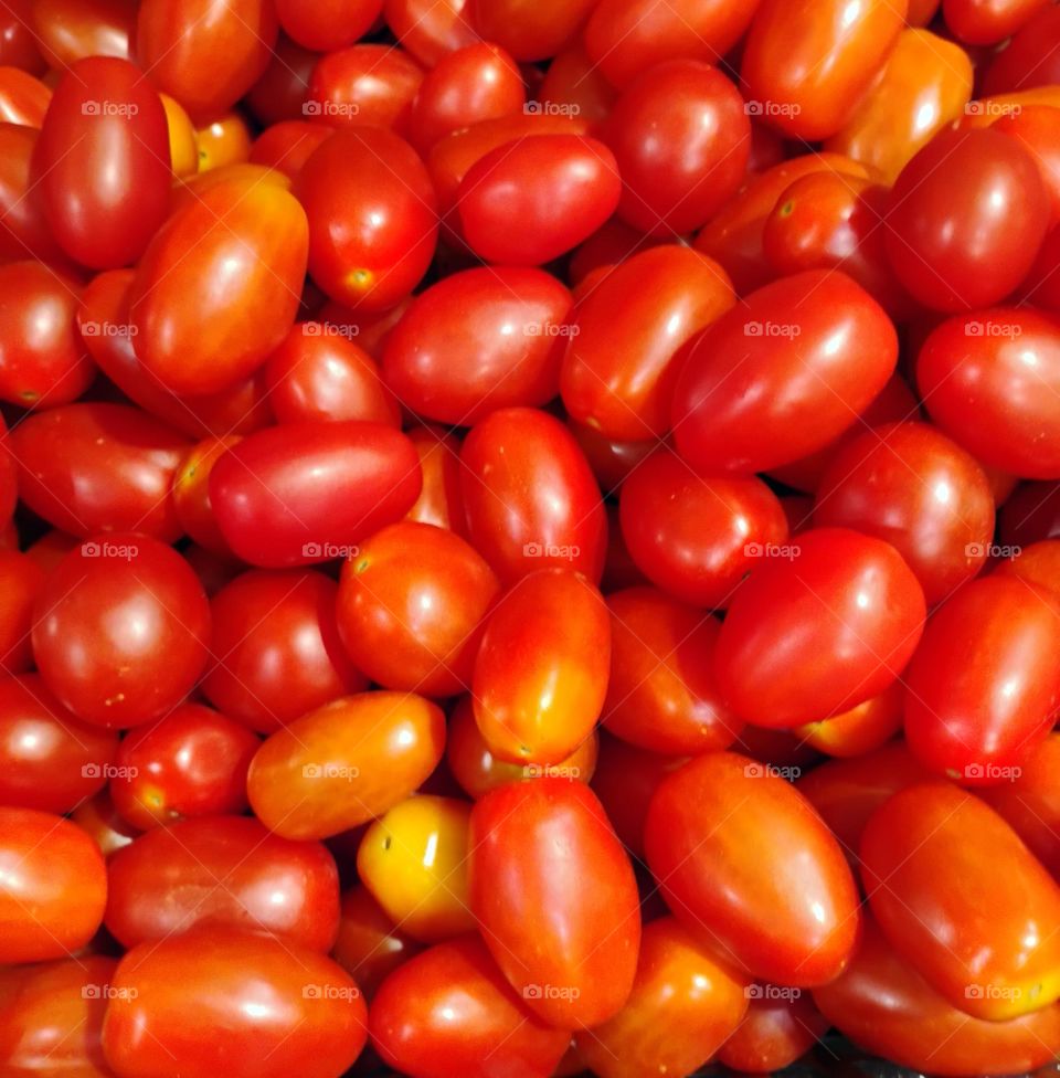 O tomate-cereja é uma espécie de tomate cujo tamanho é menor, seu sabor é um pouco mais doce do que o tomate comum. A espécie foi desenvolvida em Israel por institutos de pesquisa na área de engenharia genética agrícola no país