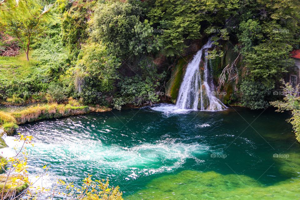 Smaragdgrünes Wasser im atemberaubenden Krka Nationalpark