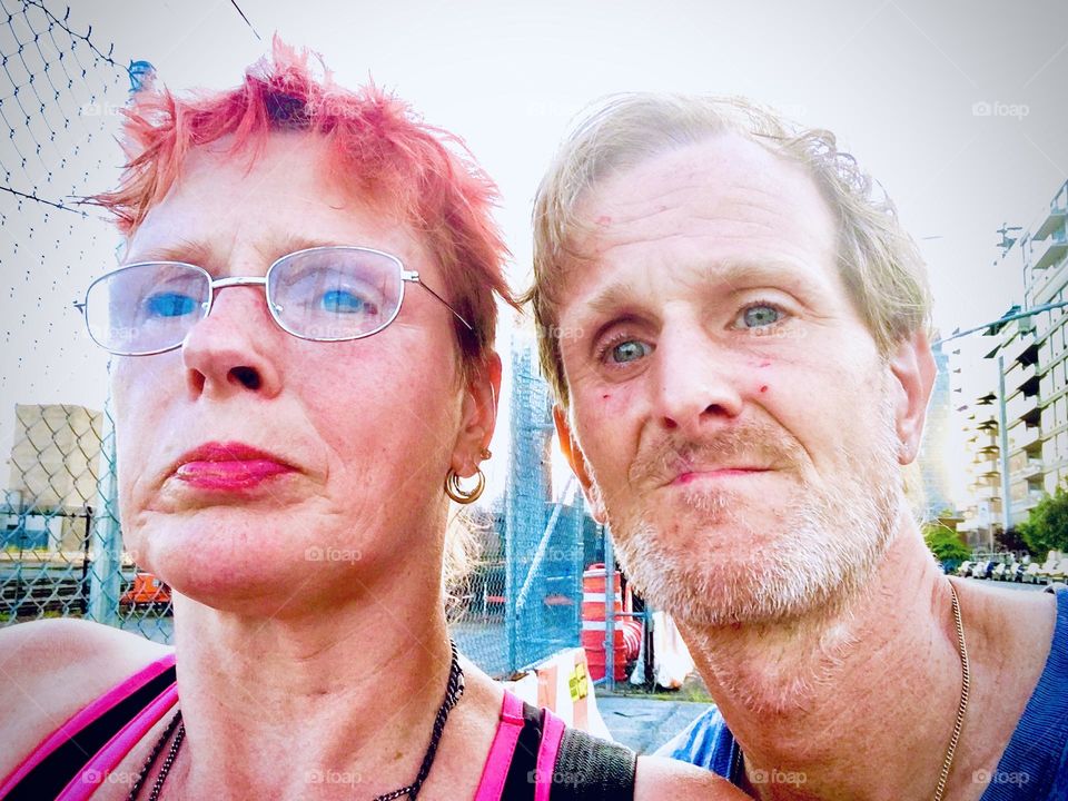 On a humid and overcast summertime afternoon in July 2020 Petra Schiller and Timothy Trespas are hurrying to their sailboat „Salvation“ together after getting takeout food to enjoy some snacks for dinner. Hypnotic Productions