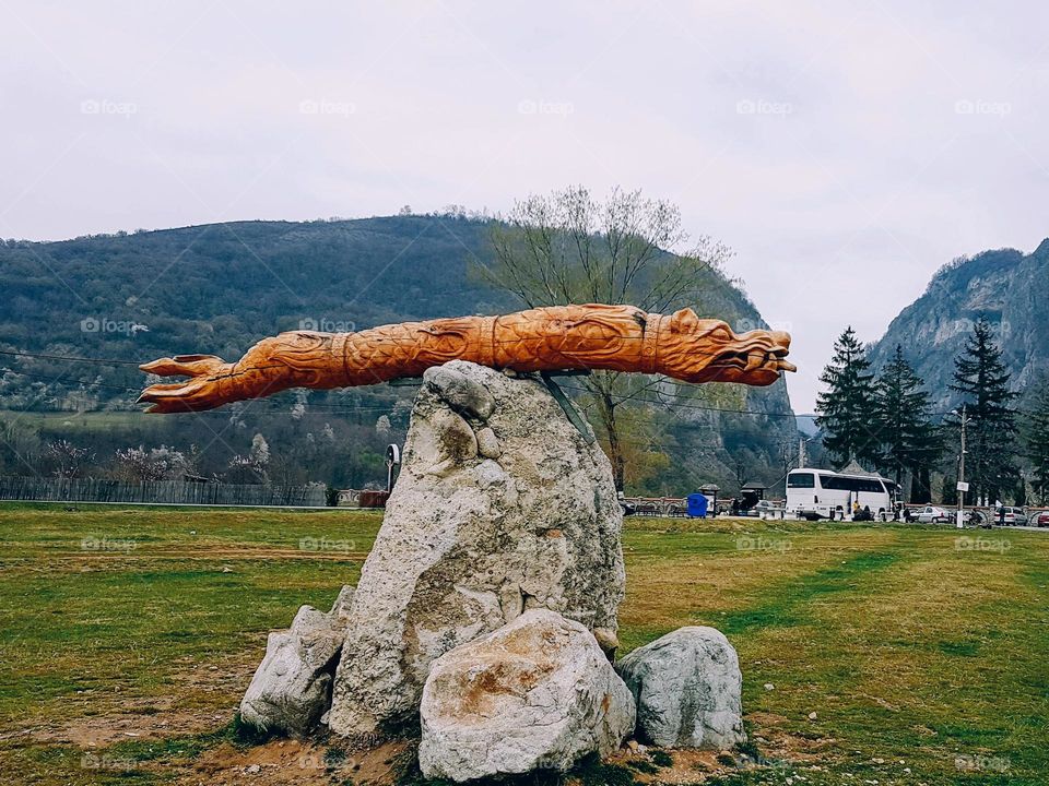 the Dacian Dragon wooden sculpture