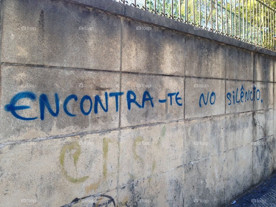 Wall poetry, street quotes, thoughts on the wall: "encontra-te no silêncio" (find yourself in silence)