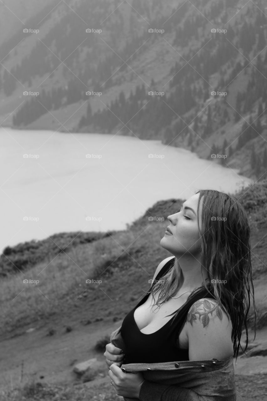 Girl in a mauntain. Девушка в горах у озера.