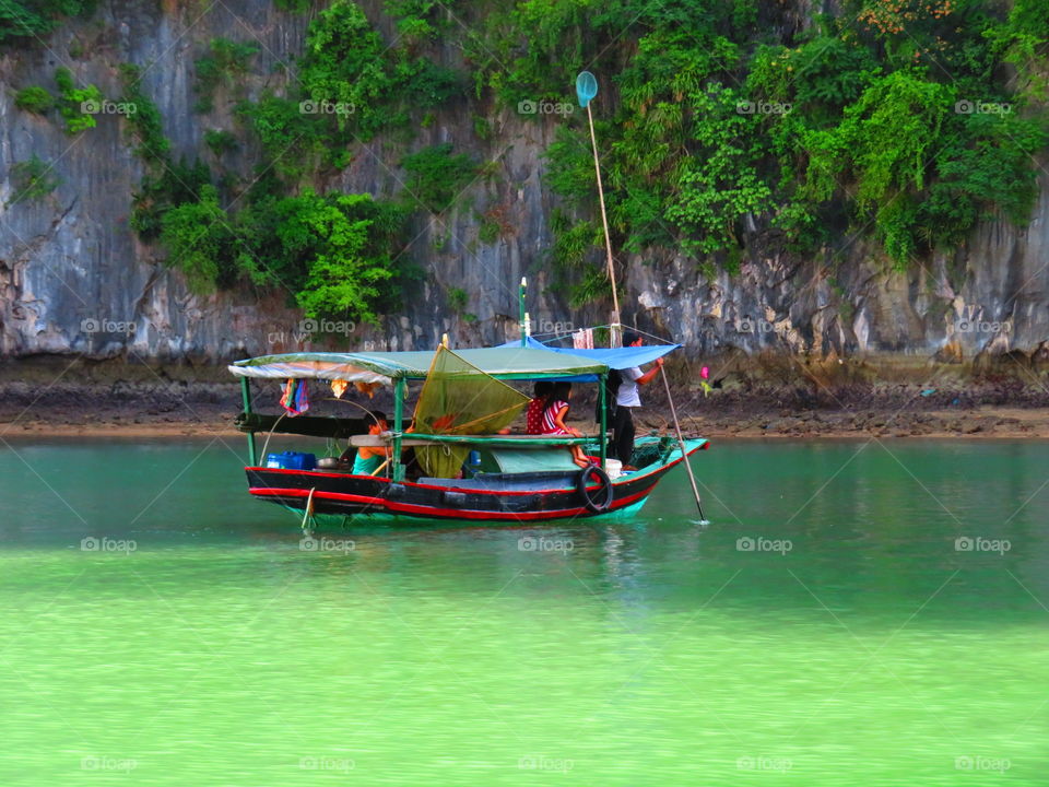 Life on the waters of Halong bay 