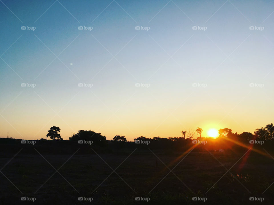 🌄 #Entardecer que nos traz motivação!
Como não se inspirar com a beleza da #natureza?
📸 🌗 
#FOTOGRAFIAéNOSSOhobby
#fotografia #sol #sun #sky #céu #nature #horizonte #paisagem #landscape #inspiração #mobgrafia #XôStress