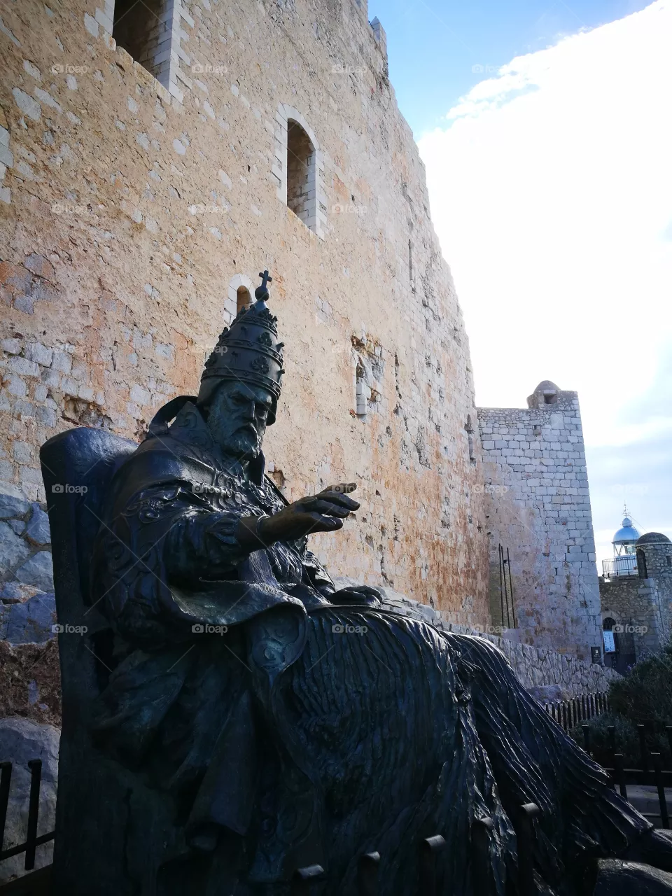 statue