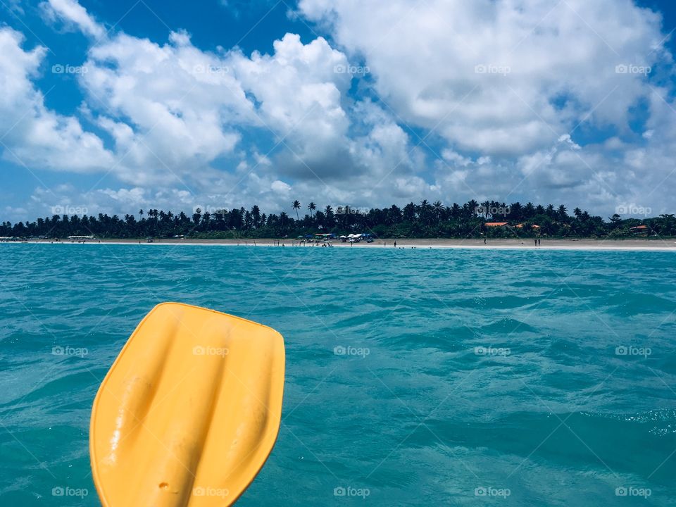 In the middle of the Atlantic Ocean, enjoying the scenery in a kayak. Here, Maragogi Bay, Brazil! / No meio do Oceano Atlântico, curtindo a paisagem num caiaque. Aqui, baía de Maragogi, Brasil!