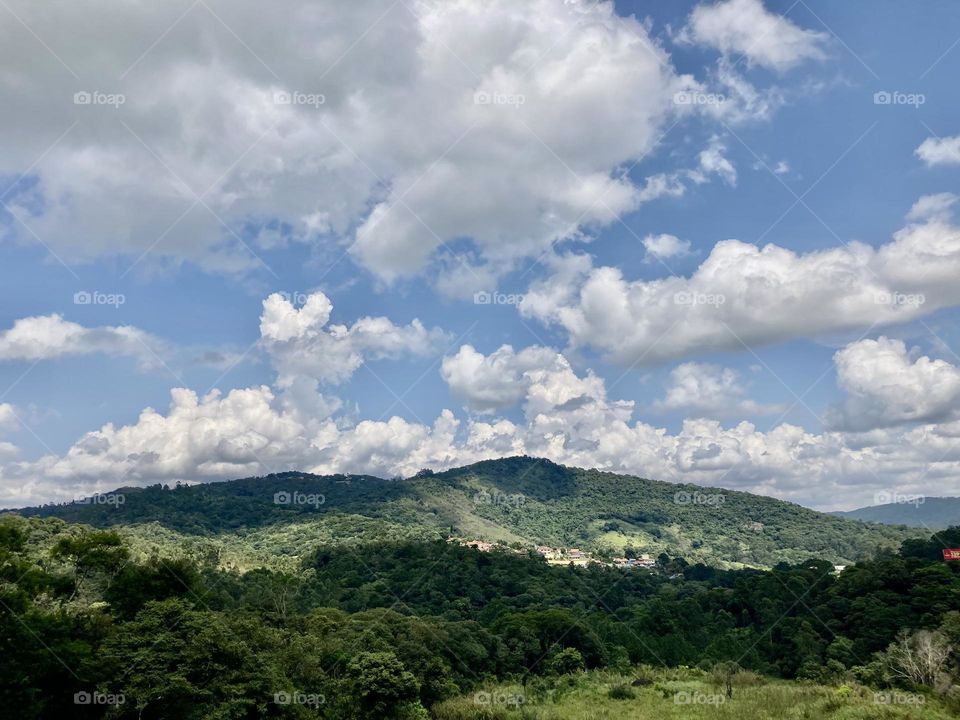 Estou na Rodovia Fernão Dias, rumo à Capital.
Na minha direita, a bela Serra da Cantareira (na foto de agora, 11h). Na minha esquerda, um “racha” de caros de luxo.
Pode?