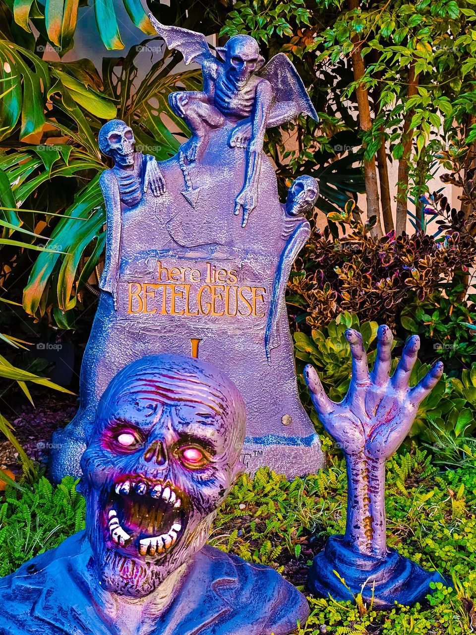 scary Halloween decorations bringing the living dead to life to celebrate the holiday