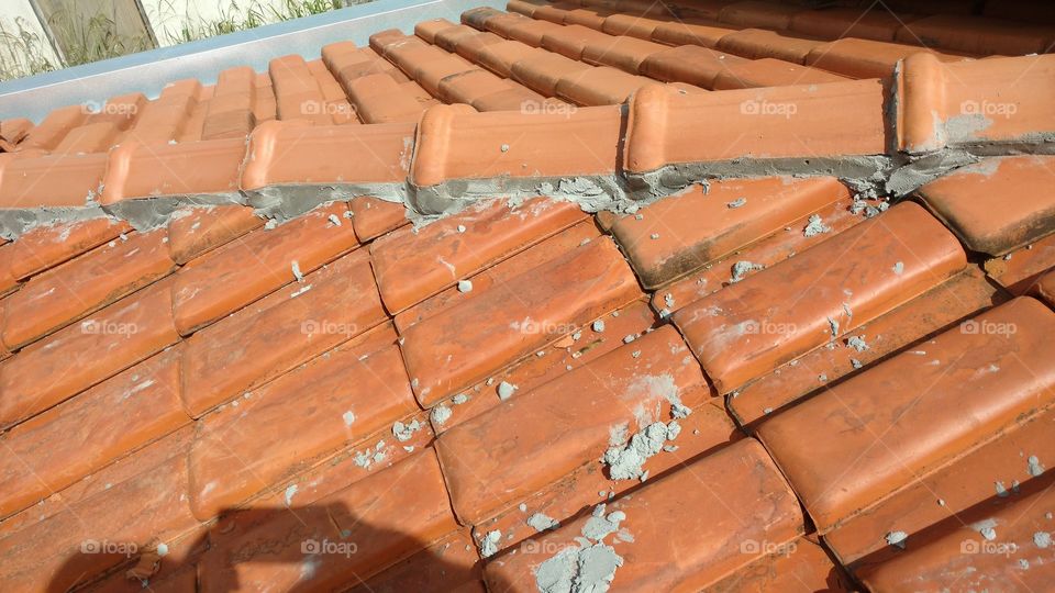 Obra, construção, acabamento. Alvenaria, telhado com massa de cimento.