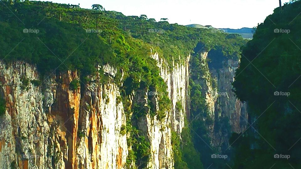Canyons situados nos Estado do Rio Grande do Sul e Santa Catarina, Brasil.
São 2 Canyons que fazem a separação (divisa) dos dois Estados.
Então situados no parque Nacional Aparados da Serra.
Ar puro, Natureza e paz.
Local mágico e deslumbrante!