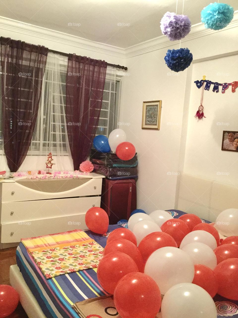 Creative room decoration for party by ourselves makes a day beautiful .