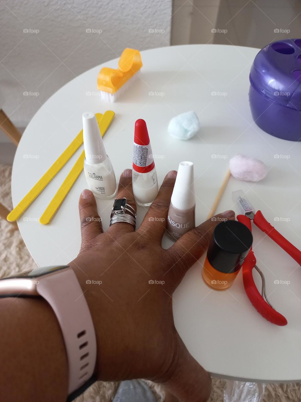 Unhas bem cuidadas são  mãos bem tratadas.