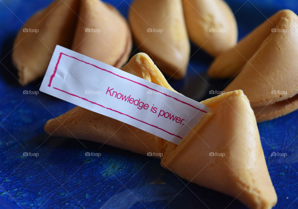 Fortune cookies and fortune on a blue plate