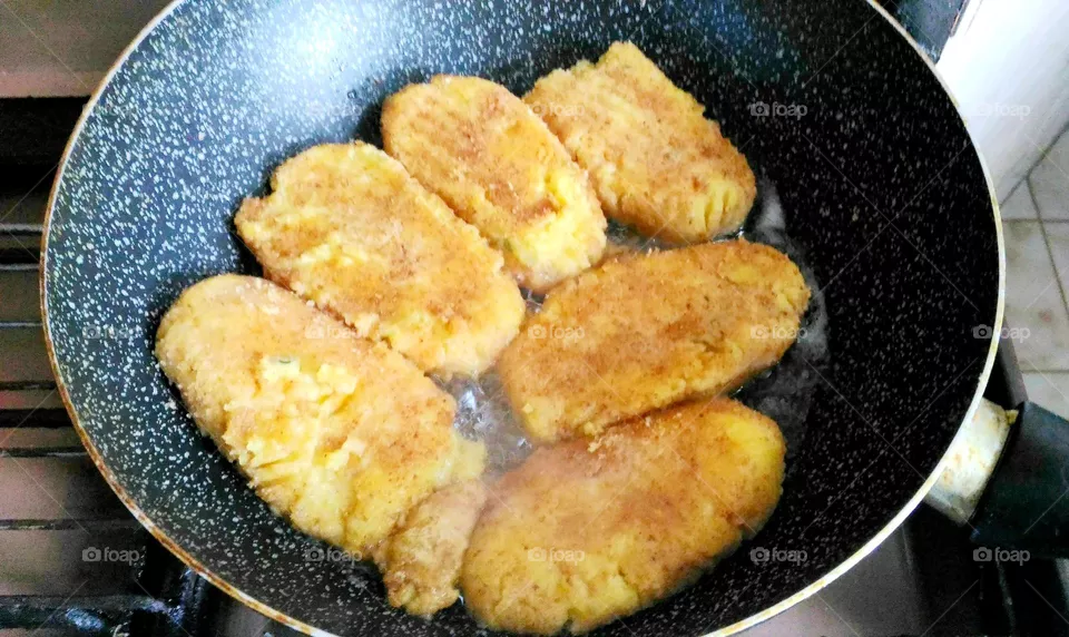 Frying Neapolitan panzarotti (potato crocchettes) in the pan