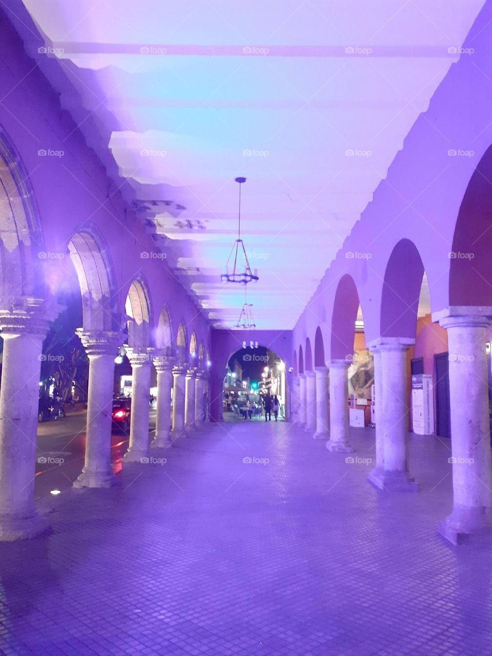 luces de color lavanda en la galería