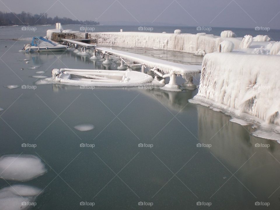 Berges du Léman prises dans les glaces