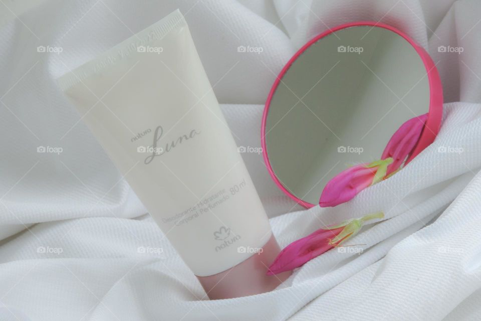 Softness,  hydration, perfume and fascination in a single product.