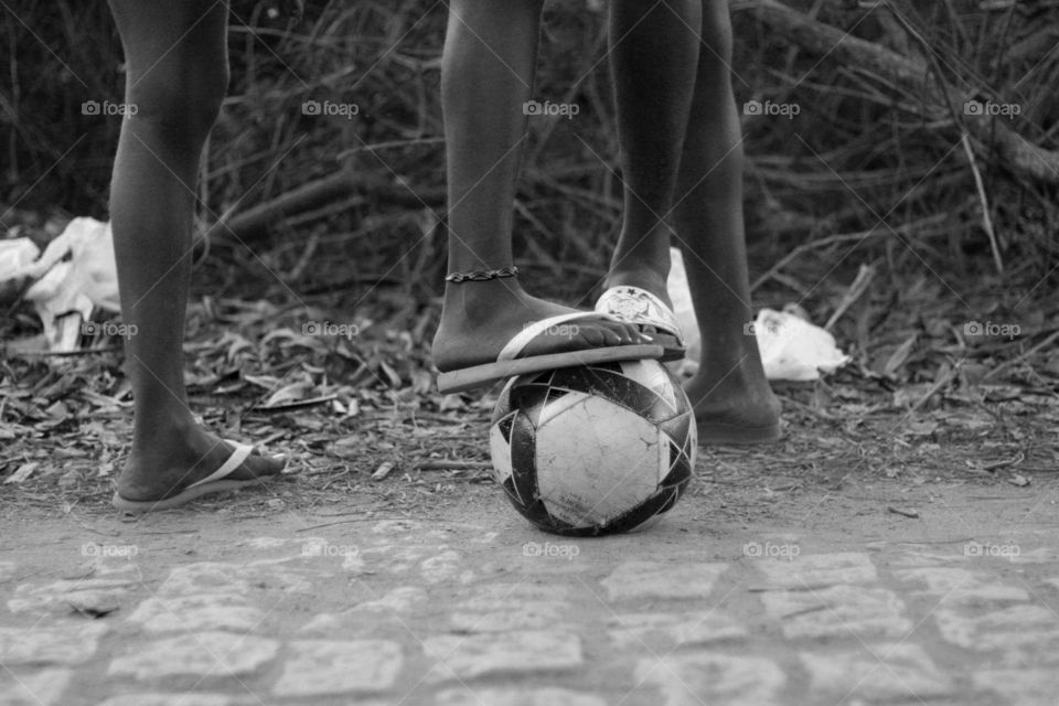 meninas jogando futebol na rua