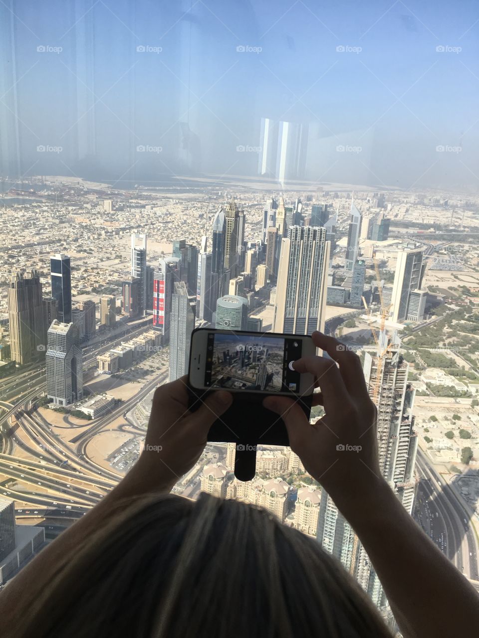 Taking pictures from 124 floor in Burj Khalifa 