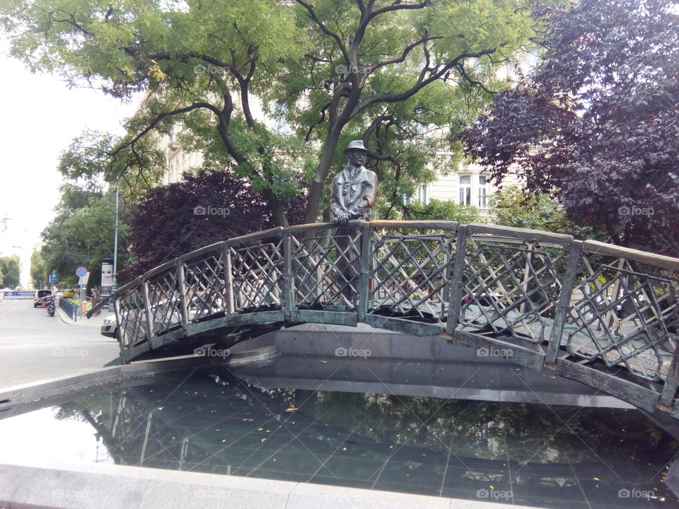 statue in the bridge
