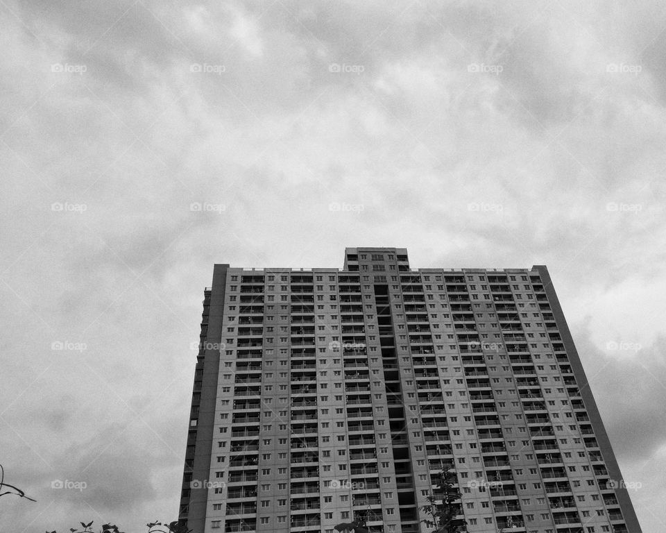 High building with cloudy sky