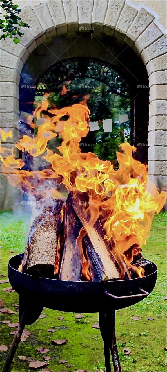 The flames of the bonfire are rising higher and higher here in the garden and apple orchard of the old castle of “Steinach” in “Lower Bavaria”, Germany at the “Market of Possibilities”, an arts and crafts fair. 2024. Hypnotic Productions