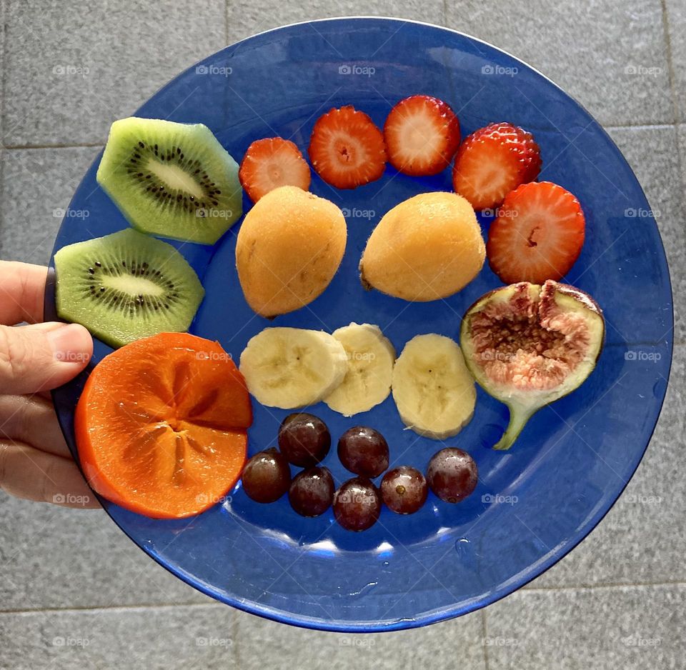 Today we have: kiwi, persimmon, loquat, strawberry, fig, banana, grape and… a lot of affection!  Fruits always give us health.  Abuse them. / 🇧🇷Hoje temos: kiwi, caqui, nêspera, morango, figo, banana, uva e…muito carinho! Frutas sempre nos dão saúde.