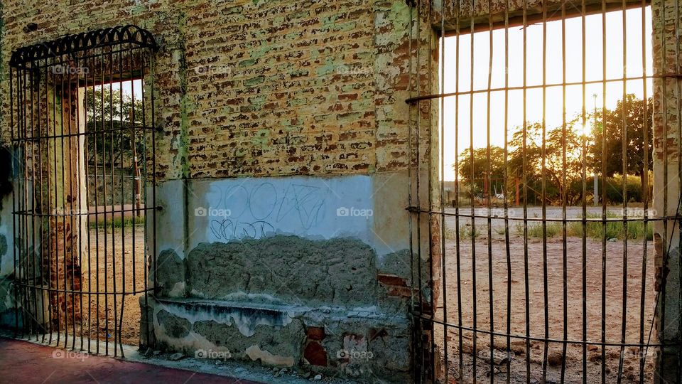 Ventanales de un viejo y destruido edificio