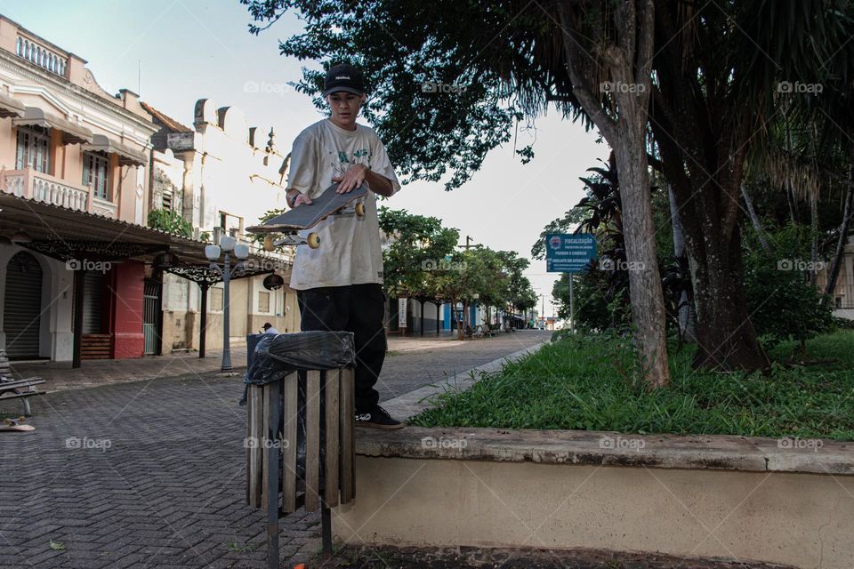 Skatista se preparando para pular obstáculo.