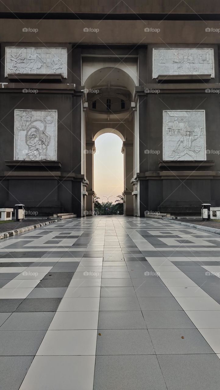 pintu monumen Simpang Lima gumul