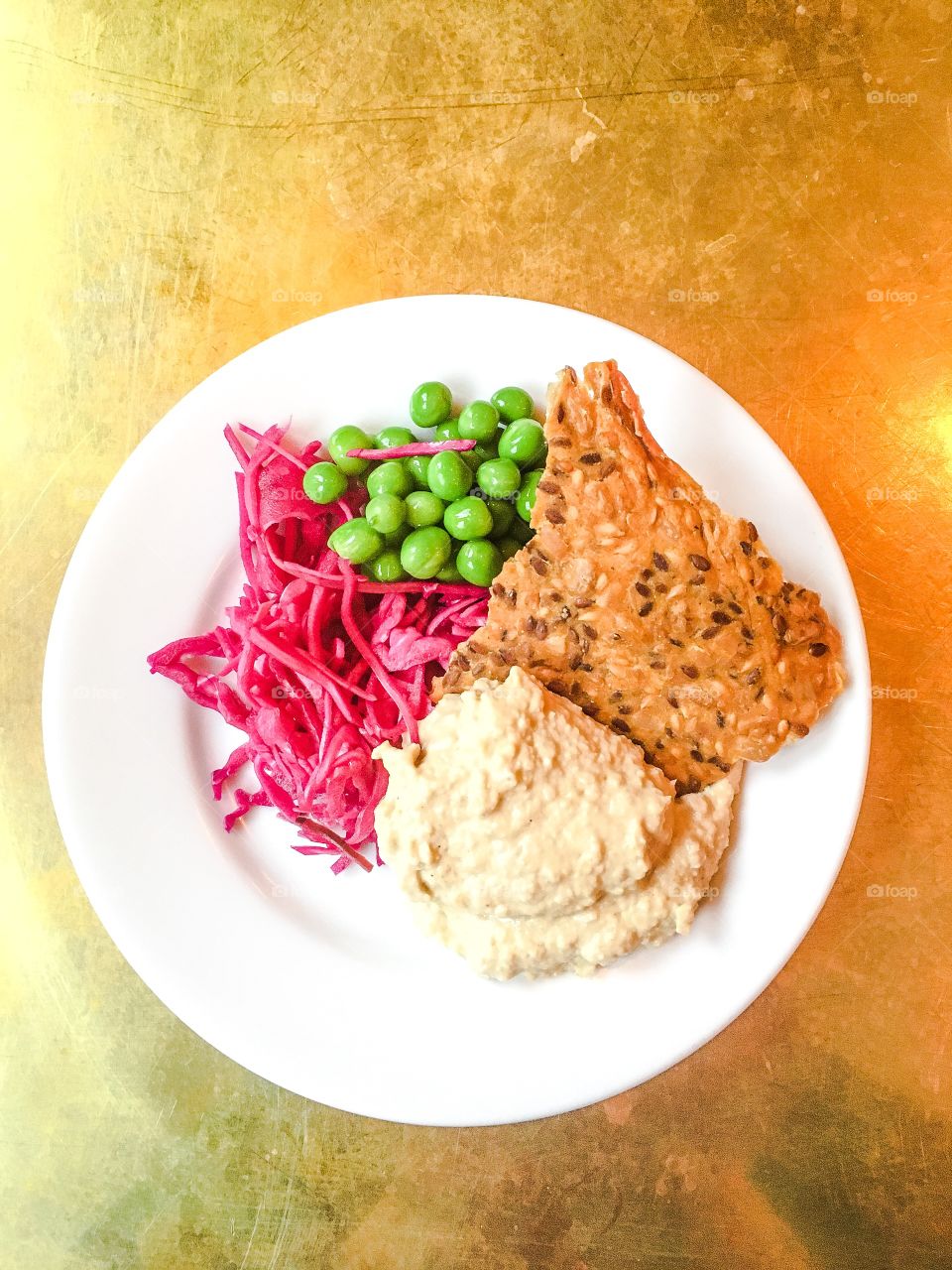 plantbased salad and crisp bread
