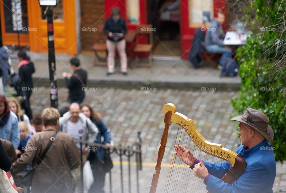 Arpa en las calles de Montmartre 