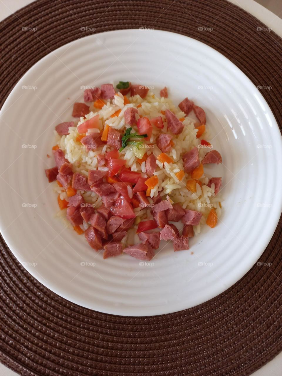 Arroz com carne e cenoura. É uma opção  saudável  e saborosa, que torna o prato mais colorido e nutritivo