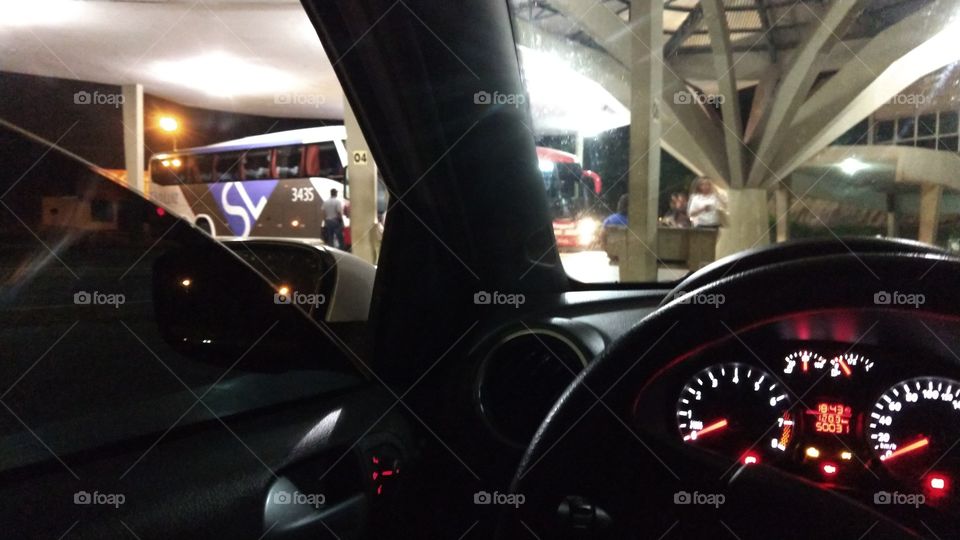 Interior de veículo e arquitetura de alvenaria. Pilares de cimento.