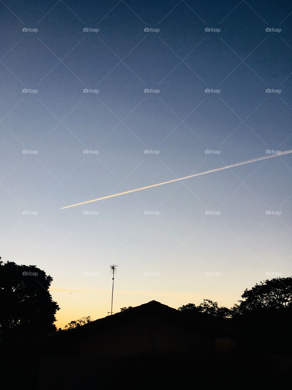 Olha só que beleza! Um avião cortando o céu e deixando seu rasto de fumaça. Ou seria nuvens?