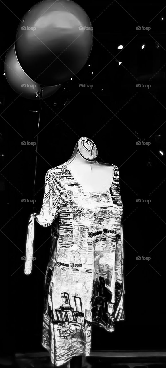 Shopkeeper of a large avenue in the city of Boston Massachusetts USA, used creativity in the window mannequin to promote his store.
Lojista de uma grande avenida da cidade de Boston Massachusetts EUA, usou uma criatividade na manequim da vitrine.