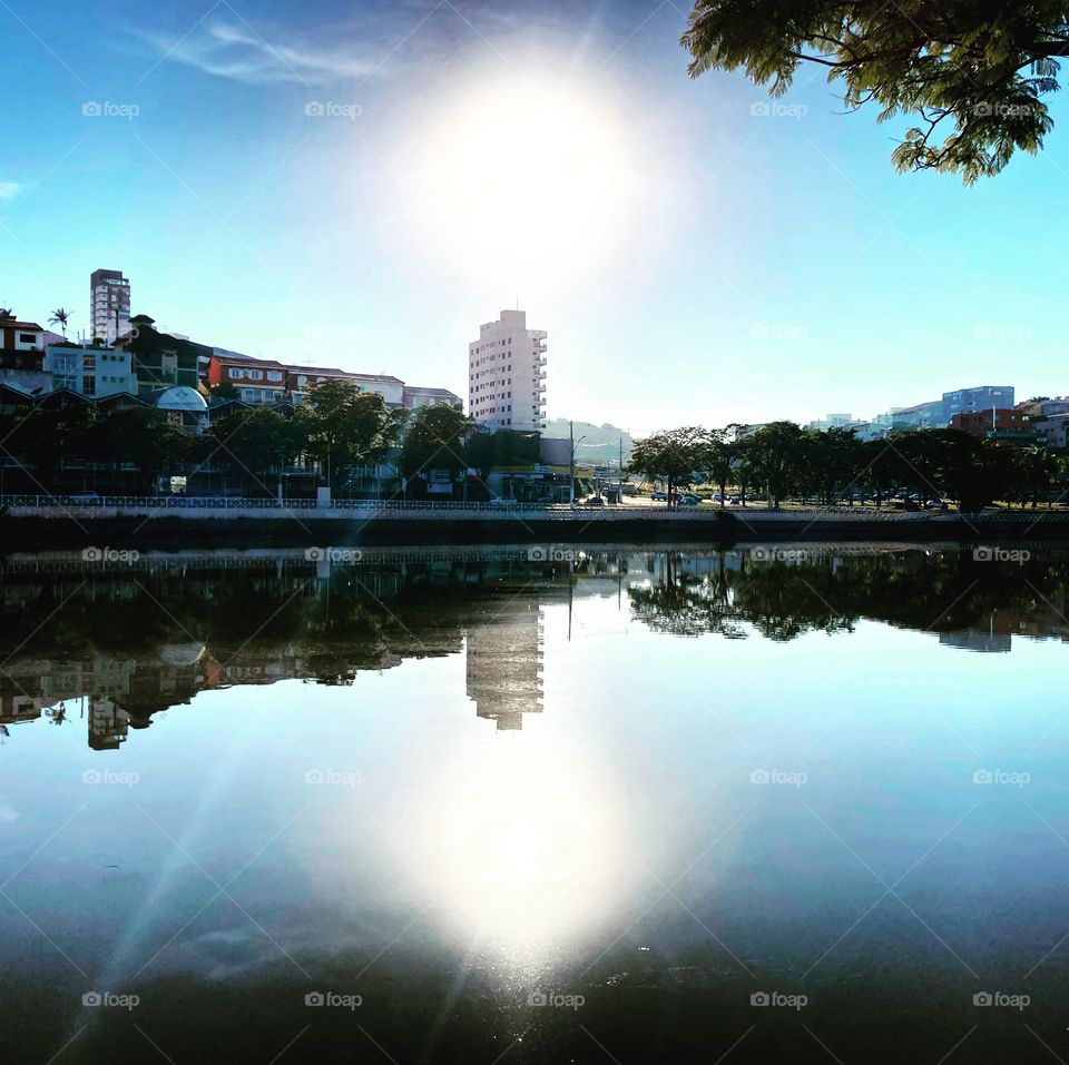 🇺🇸 The incredible detail of the sun and the building, reflected in Taboão’s Lake, in Bragança Paulista (Brazil)  One of my favorite clicks!  / 🇧🇷O incrível detalhe do sol e o prédio, refletidos no Lago do Taboão, em Bragança Paulista.